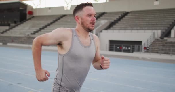 Müde Kaukasische Männliche Athleten Beim Training Laufen Sportstadion Profi Lauftraining — Stockvideo