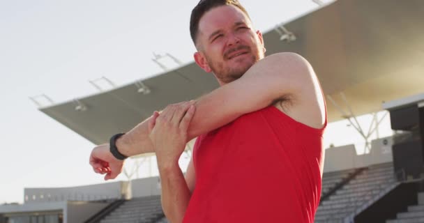 Bělošský Mužský Atlet Protáhl Před Běháním Slunečného Dne Profesionální Trénink — Stock video