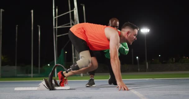 Diverse Männliche Trainer Und Behinderte Männliche Athleten Mit Laufender Klinge — Stockvideo
