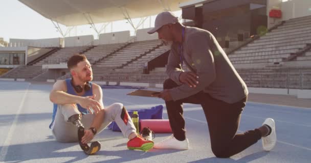 Treinador Masculino Diverso Atleta Deficiente Com Prótese Perna Conversando Durante — Vídeo de Stock