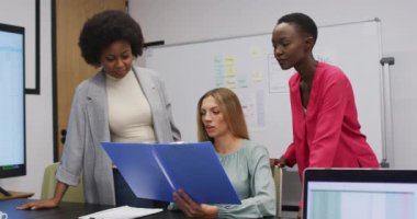 Bir ofiste evrak işleri yapan üç farklı iş kadını. Bağımsız bir yaratıcı şirkette çalışmak.