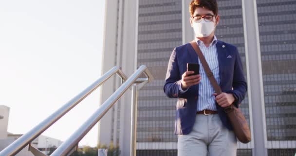 Uomo Asiatico Che Indossa Maschera Facciale Utilizzando Smartphone Mentre Cammina — Video Stock