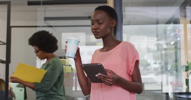 Afroamerikanische Geschäftsfrau Trinkt Kaffee Zum Mitnehmen Tablet Und Lächelt Büro — Stockvideo