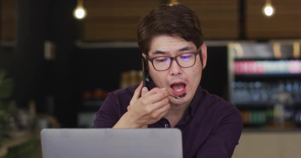 Ázsiai Férfi Laptoppal Eszik Okostelefonon Beszél Miközben Egy Kávézóban Üzleti — Stock videók