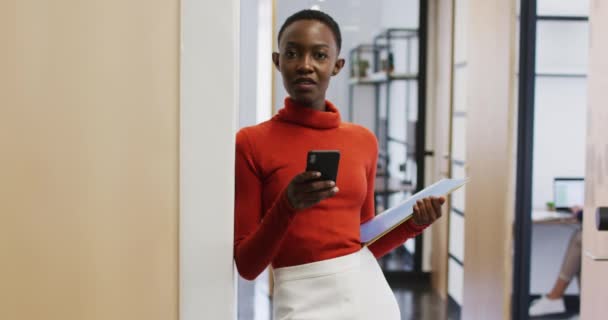 Porträtt Afrikansk Amerikansk Kvinna Ler När Använder Smartphone Kontoret Business — Stockvideo