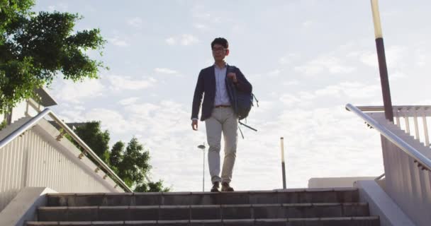 Asiatischer Mann Mit Rucksack Läuft Firmenpark Die Treppe Hinunter Geschäfts — Stockvideo