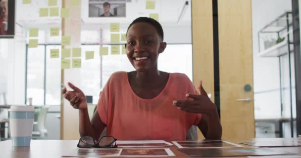 在办公室里的视频通话中 在办公桌前与一位非洲裔美国女商人谈笑风生 在一家独立的创意企业工作 — 图库视频影像