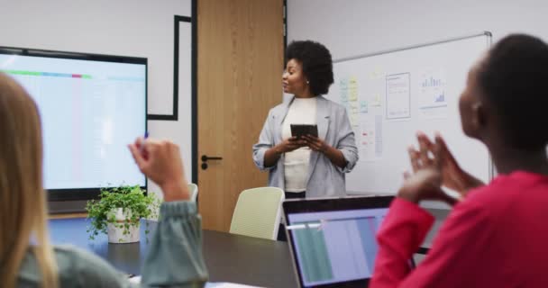 Femme Affaires Afro Américaine Utilisant Une Tablette Présentant Des Collègues — Video