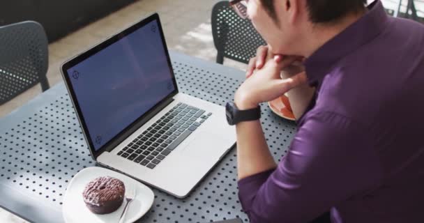 Ázsiai Férfi Nézi Laptopot Fénymásoló Hellyel Miközben Egy Kávézóban Üzleti — Stock videók