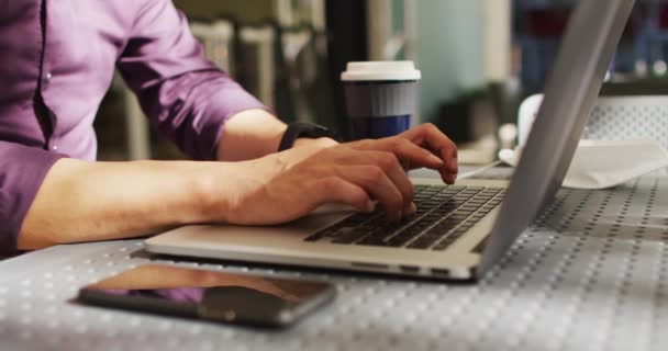 Férfi Középső Része Laptopot Használ Miközben Egy Kávézóban Üzleti Életmódkoncepció — Stock videók