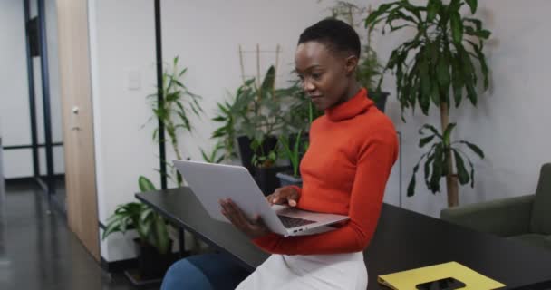 Retrato Una Mujer Afroamericana Sonriendo Mientras Usa Portátil Oficina Negocio — Vídeos de Stock