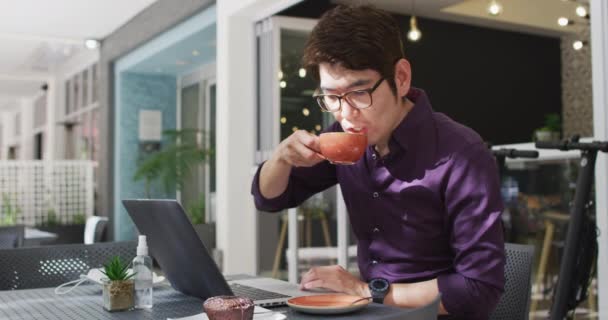 Homem Asiático Com Laptop Bebendo Café Enquanto Sentado Café Conceito — Vídeo de Stock