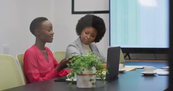 Deux Femmes Affaires Afro Américaines Qui Parlent Bureau Une Tenant — Video