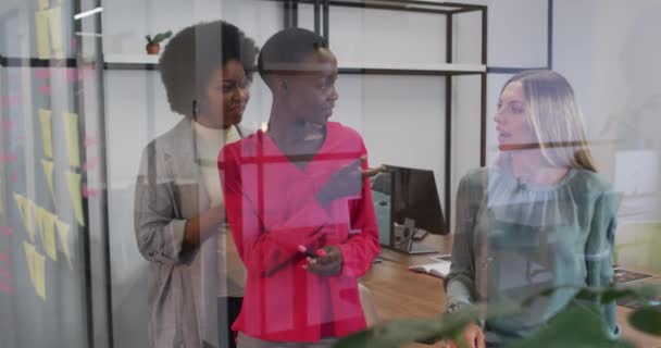 Três Mulheres Negócios Diversificados Brainstorming Com Notas Memorando Parede Vidro — Vídeo de Stock