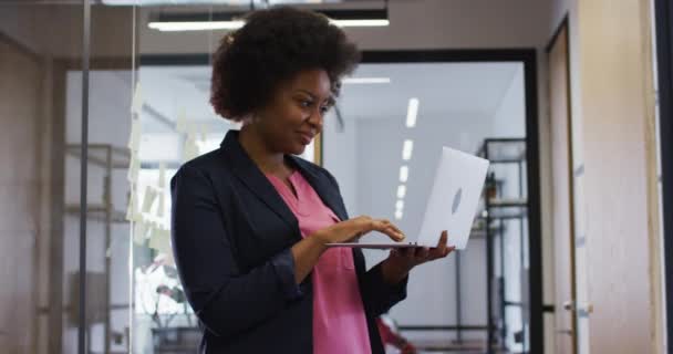 Portrait Femme Afro Américaine Souriant Tout Utilisant Ordinateur Portable Bureau — Video