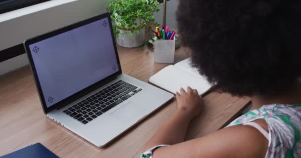 Afroamerykanska Bizneswoman Wideo Rozmowie Robi Notatki Uzywa Laptopa Miejsca Ksero — Wideo stockowe