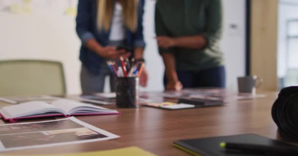 Milieu Deux Collègues Féminines Diverses Regardant Smartphone Images Debout Dans — Video