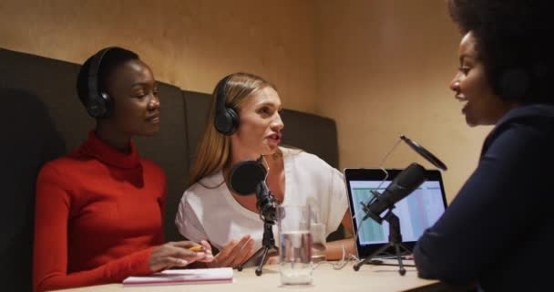 Tři Různé Ženské Vysílačky Nosí Sluchátka Mluví Mikrofonu Pro Podcast — Stock video