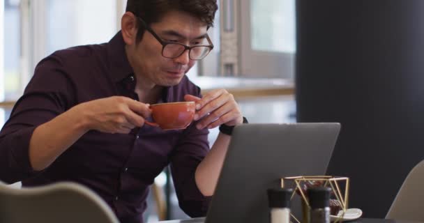 Ázsiai Férfi Laptoppal Kávézik Miközben Egy Kávézóban Üzleti Életmódkoncepció — Stock videók