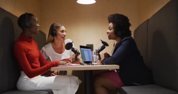 Trzy Różne Hosty Radiowe Kobiet Słuchawkach Mówiące Mikrofonie Podcastu Radiowego — Wideo stockowe