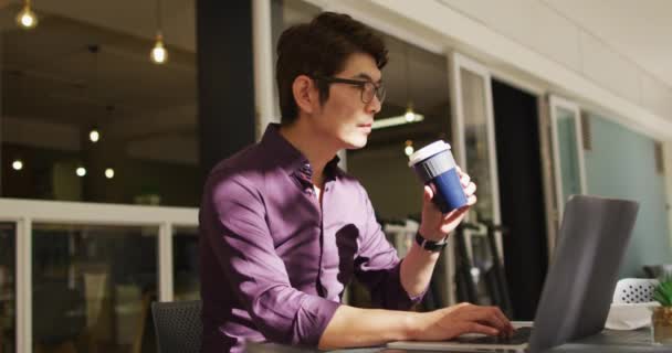 Ázsiai Férfi Kávét Iszik Laptopot Használ Miközben Egy Kávézóban Üzleti — Stock videók