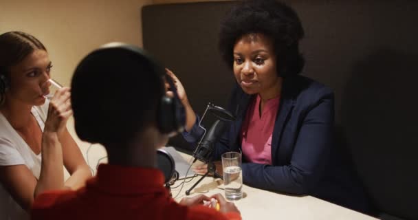 Τρεις Διαφορετικές Γυναίκες Παρουσιάστριες Ραδιοφώνου Φορώντας Ακουστικά Μιλώντας Στο Μικρόφωνο — Αρχείο Βίντεο
