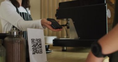 Kafkasyalı müşterilerin orta kesiminde, ödeme terminalindeki garsonlara fatura ödemek için akıllı gözlerle bakıyorlar. Küçük bağımsız kafe işletmesi.