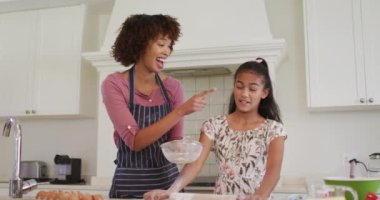 Afrika kökenli Amerikalı anne ve kız evdeki mutfakta birlikte yemek pişiriyorlar. aile, sevgi ve birliktelik kavramı