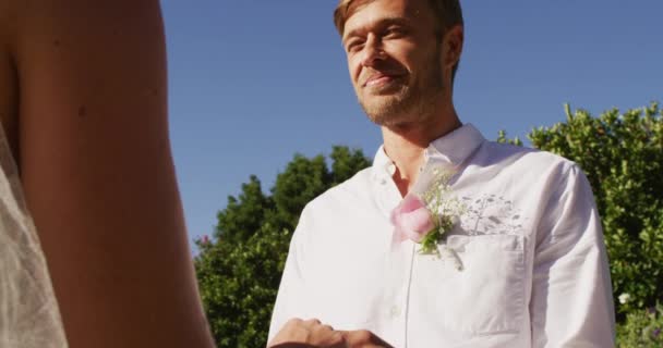 Kaukázusi Menyasszony Vőlegény Áll Szabadtéri Oltár Előtt Esküvői Szertartás Alatt — Stock videók