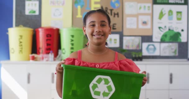 Colegiala Raza Mixta Sonriendo Sosteniendo Papelera Reciclaje Pie Aula Niños — Vídeos de Stock