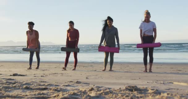 Grupo Diversas Amigas Colocando Colchonetas Yoga Playa Estilo Vida Activo — Vídeo de stock