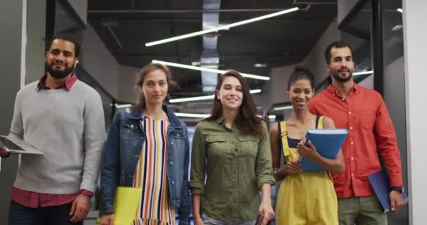 Groupe Diversifié Collègues Travail Heureux Marchant Dans Couloir Tenant Ordinateur — Video