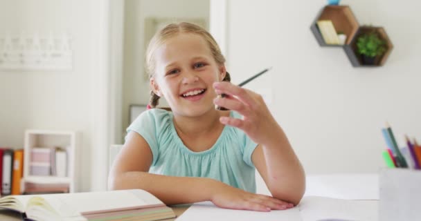 Porträt Eines Kaukasischen Mädchens Mit Einem Bleistift Das Hause Lächelnd — Stockvideo