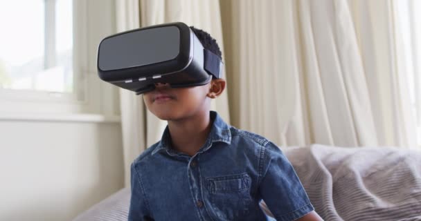 Afrykański Amerykański Chłopiec Siedzący Domu Sofie Grający Okularach Wirtualnej Rzeczywistości — Wideo stockowe