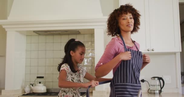 Afroameričanka Zavazuje Zástěru Své Matce Doma Kuchyni Koncepce Rodiny Lásky — Stock video