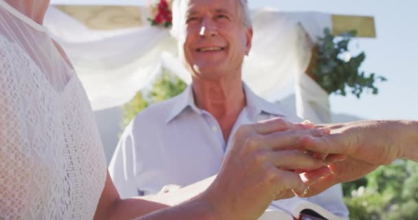 Kaukázusi Menyasszony Vőlegény Áll Szabadtéri Oltár Előtt Esküvői Szertartás Alatt — Stock videók