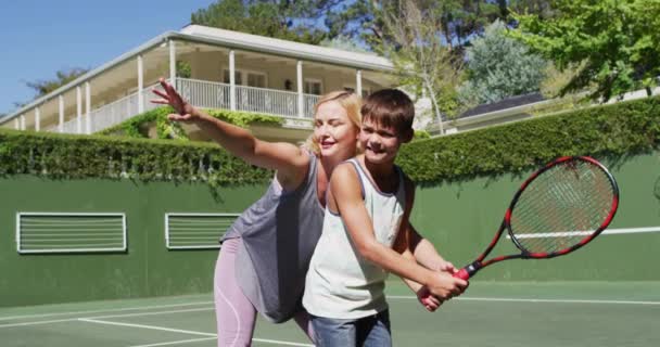 Madre Caucásica Enseñando Hijo Jugar Tenis Cancha Tenis Día Soleado — Vídeos de Stock