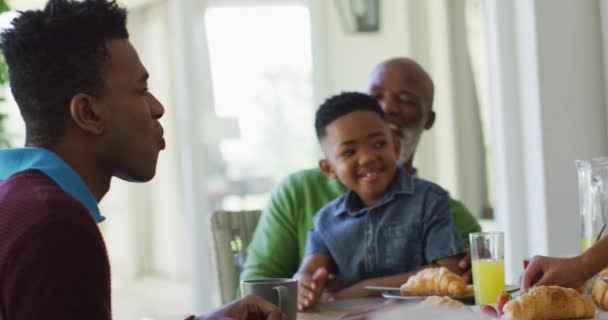 Feliz Abuelo Afroamericano Padre Hijo Sentados Mesa Comedor Permanecer Casa — Vídeo de stock