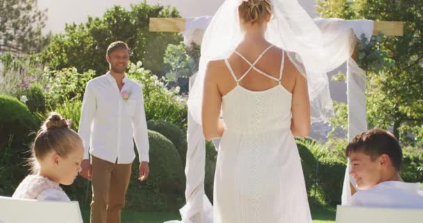 Kaukázusi Menyasszony Sétál Szabadtéri Oltárhoz Vőlegényhez Esküvői Lelkészhez Romantikus Nyári — Stock videók