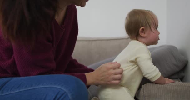 Vit Mamma Leker Med Sitt Barn Soffan Hemma Mors Dag — Stockvideo