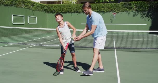 Kaukasische Vader Die Zijn Zoon Leert Tennissen Een Zonnige Dag — Stockvideo