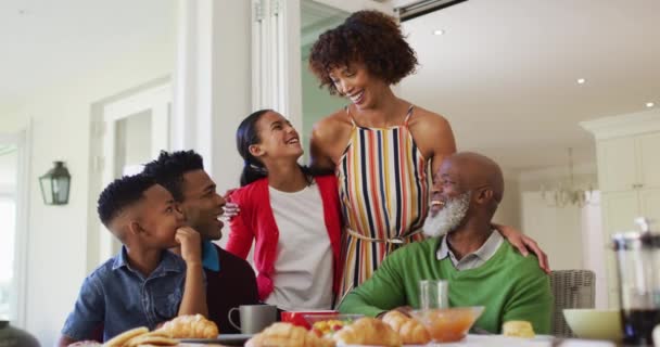 三代非洲裔美国家庭在家中微笑的肖像 爱情和融合的概念 — 图库视频影像
