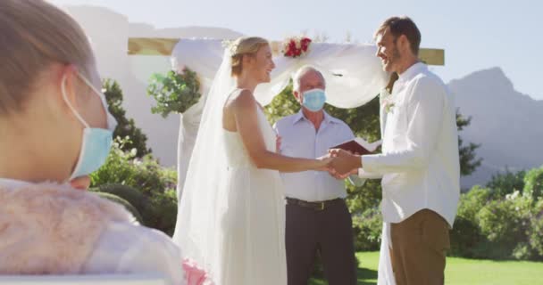 Kaukázusi Menyasszony Vőlegény Esküvői Lelkész Arcmaszkot Visel Szabadtéri Oltárnál Romantikus — Stock videók