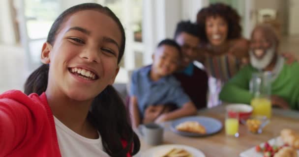 Ragazza Afroamericana Che Selfie Mentre Colazione Con Famiglia Casa Famiglia — Video Stock