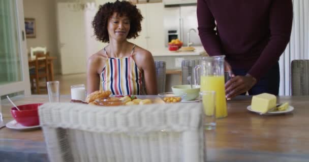 Familia Afroamericana Desayunando Sentados Juntos Mesa Comedor Casa Concepto Familia — Vídeos de Stock