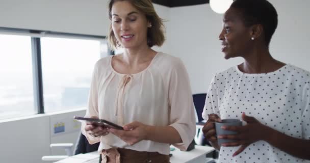 Deux Collègues Féminines Diverses Marchent Regardent Tablette Discutent Bureau Entreprise — Video