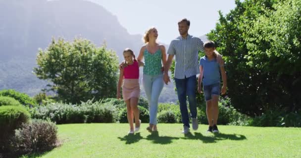 Blanke Familie Wandelen Samen Tuin Een Heldere Zonnige Dag Familie — Stockvideo