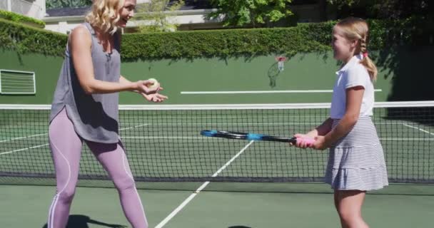 Madre Caucásica Enseñando Hija Jugar Tenis Cancha Tenis Día Soleado — Vídeos de Stock