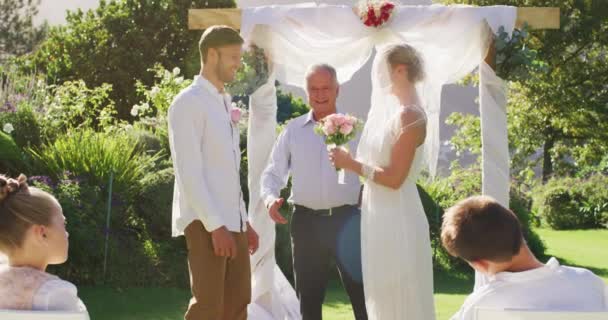 Καυκάσια Νύφη Και Γαμπρός Στέκονται Υπαίθριο Βωμό Γαμήλιο Λειτουργό Κατά — Αρχείο Βίντεο