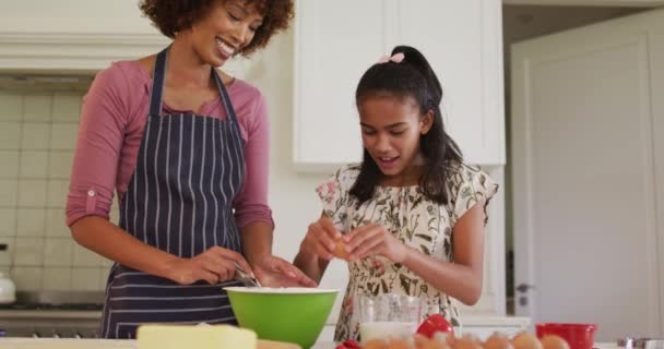 Afrikansk Amerikansk Mor Och Dotter Bakar Tillsammans Köket Hemma Familj — Stockvideo